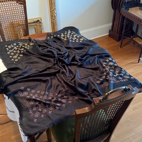 Luxury Black and Gold studded Scarf - Picture 4 of 5